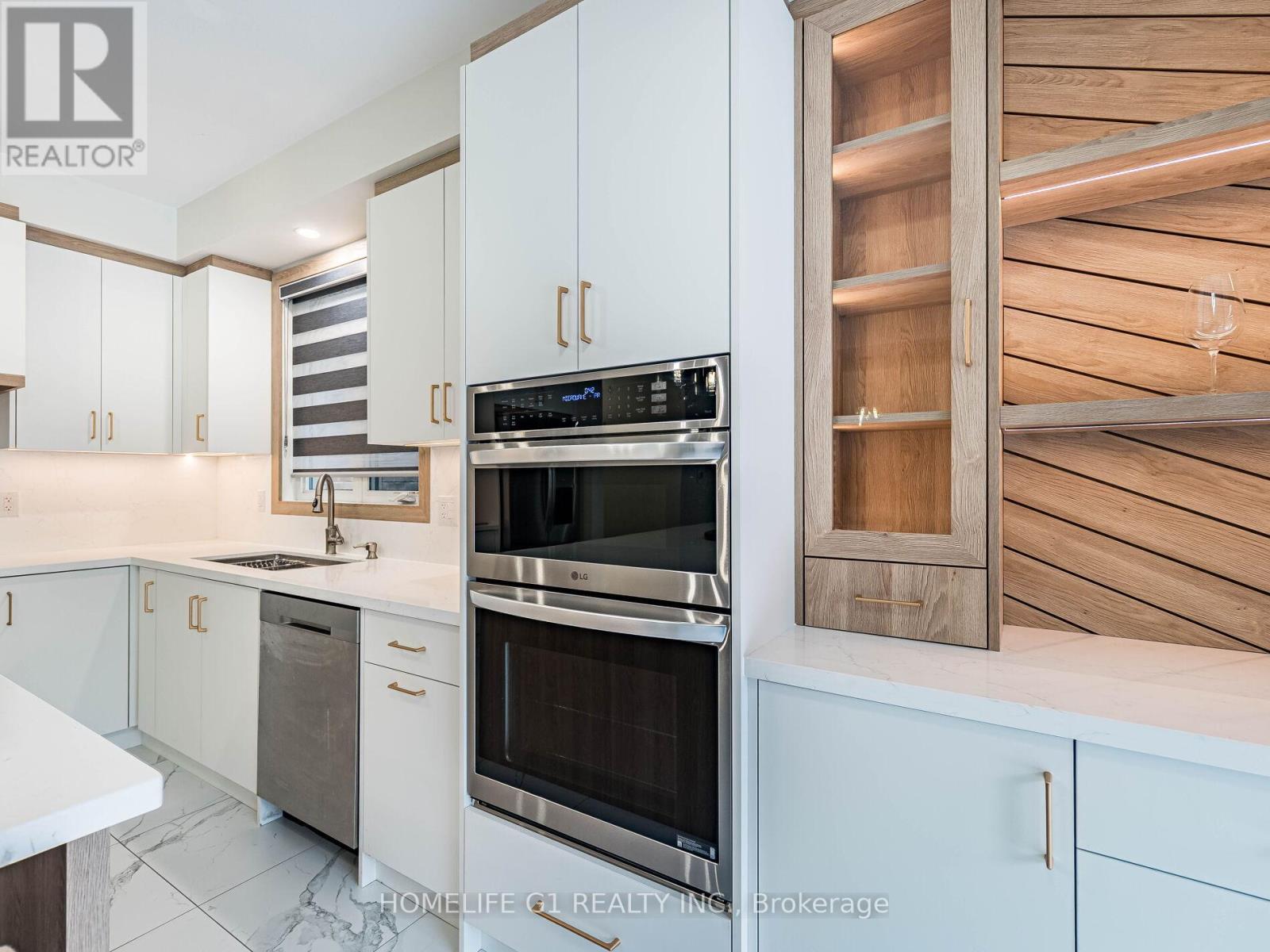 8 Vetch Street, Brampton, ON - Indoor Photo Showing Kitchen With Upgraded Kitchen