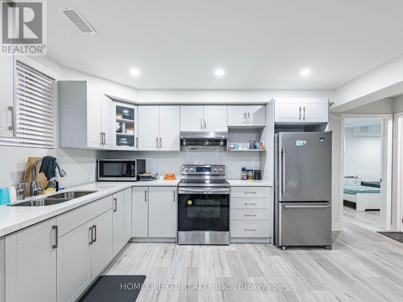 8 Vetch Street, Brampton, ON - Indoor Photo Showing Kitchen With Double Sink