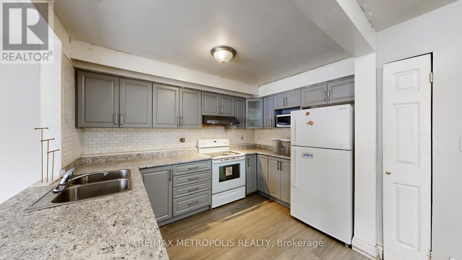 18 - 11 Livonia Place, Toronto, ON - Indoor Photo Showing Kitchen With Double Sink