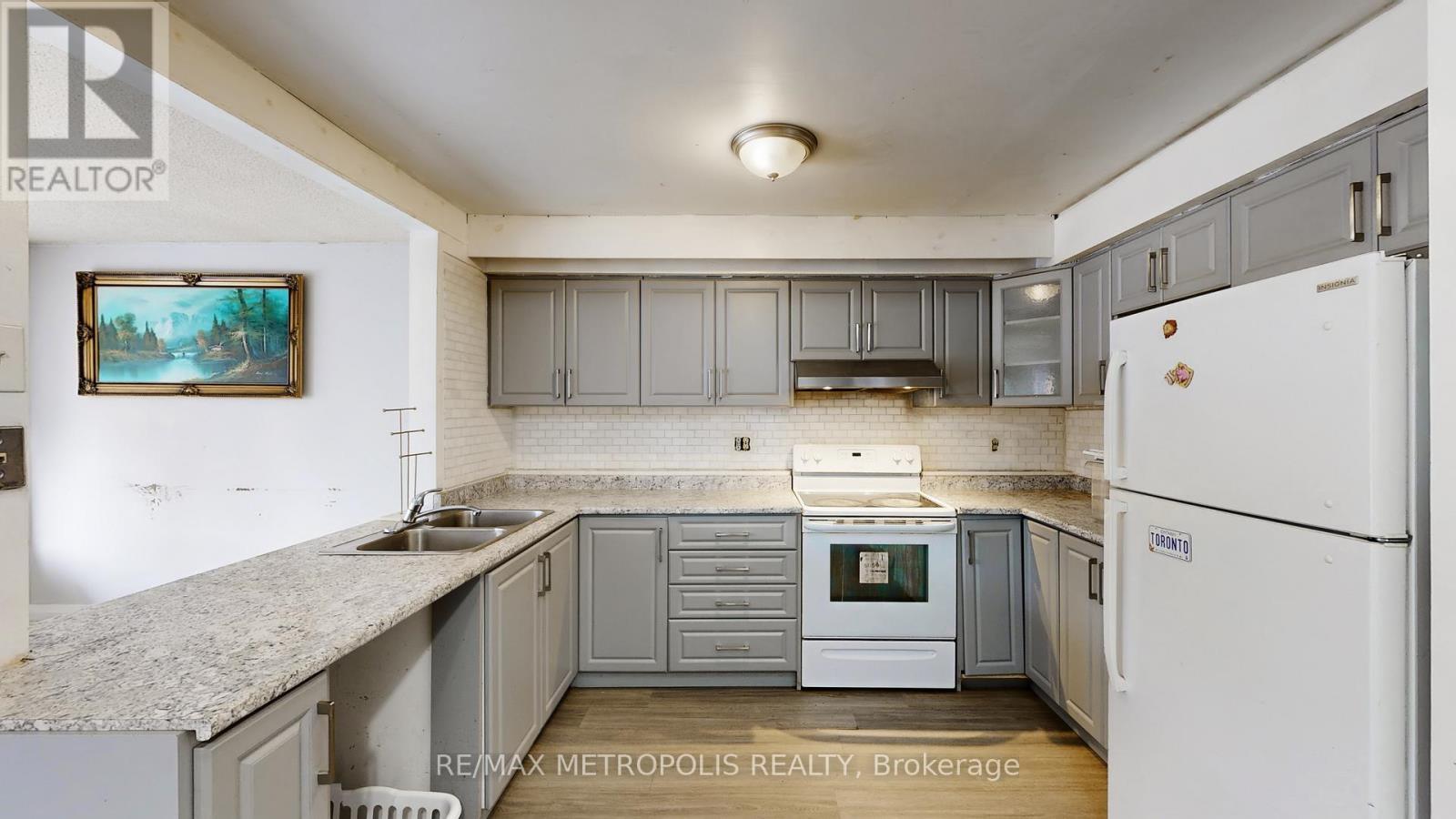 18 - 11 Livonia Place, Toronto, ON - Indoor Photo Showing Kitchen With Double Sink