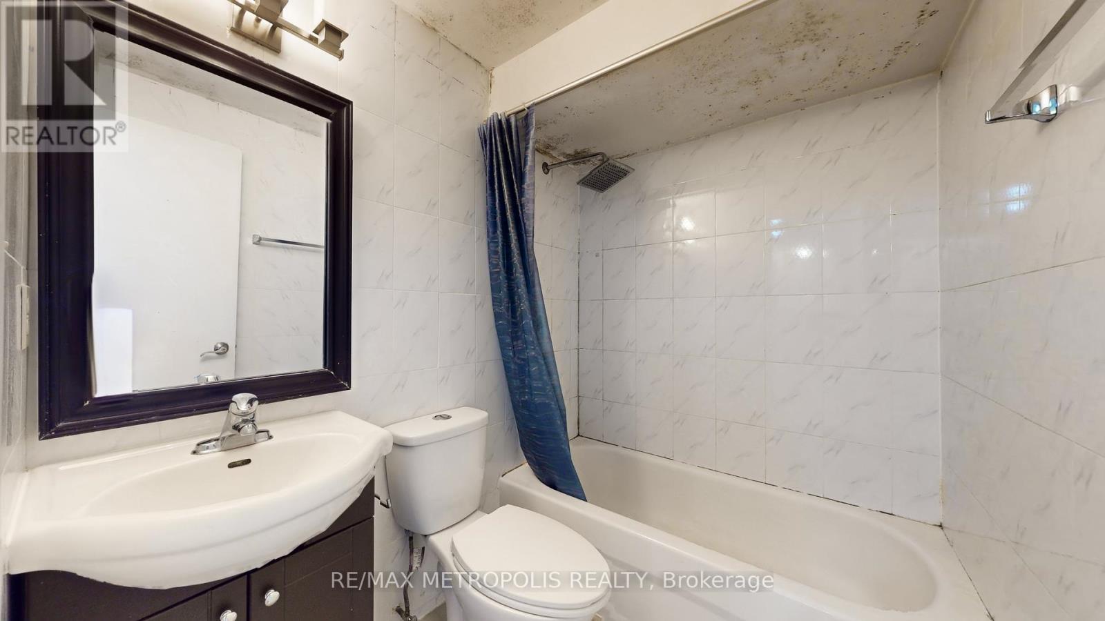 18 - 11 Livonia Place, Toronto, ON - Indoor Photo Showing Bathroom