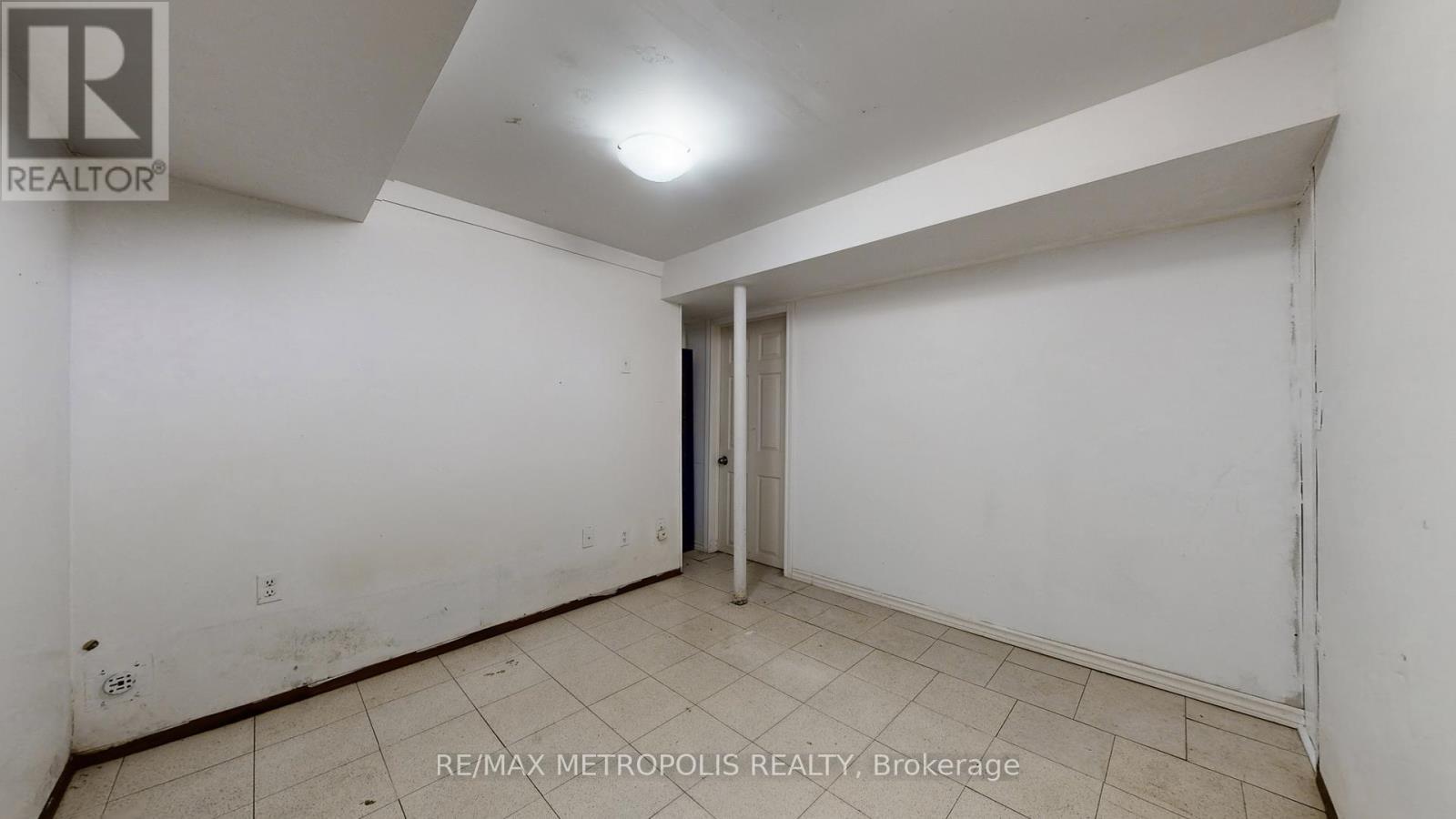 18 - 11 Livonia Place, Toronto, ON - Indoor Photo Showing Other Room