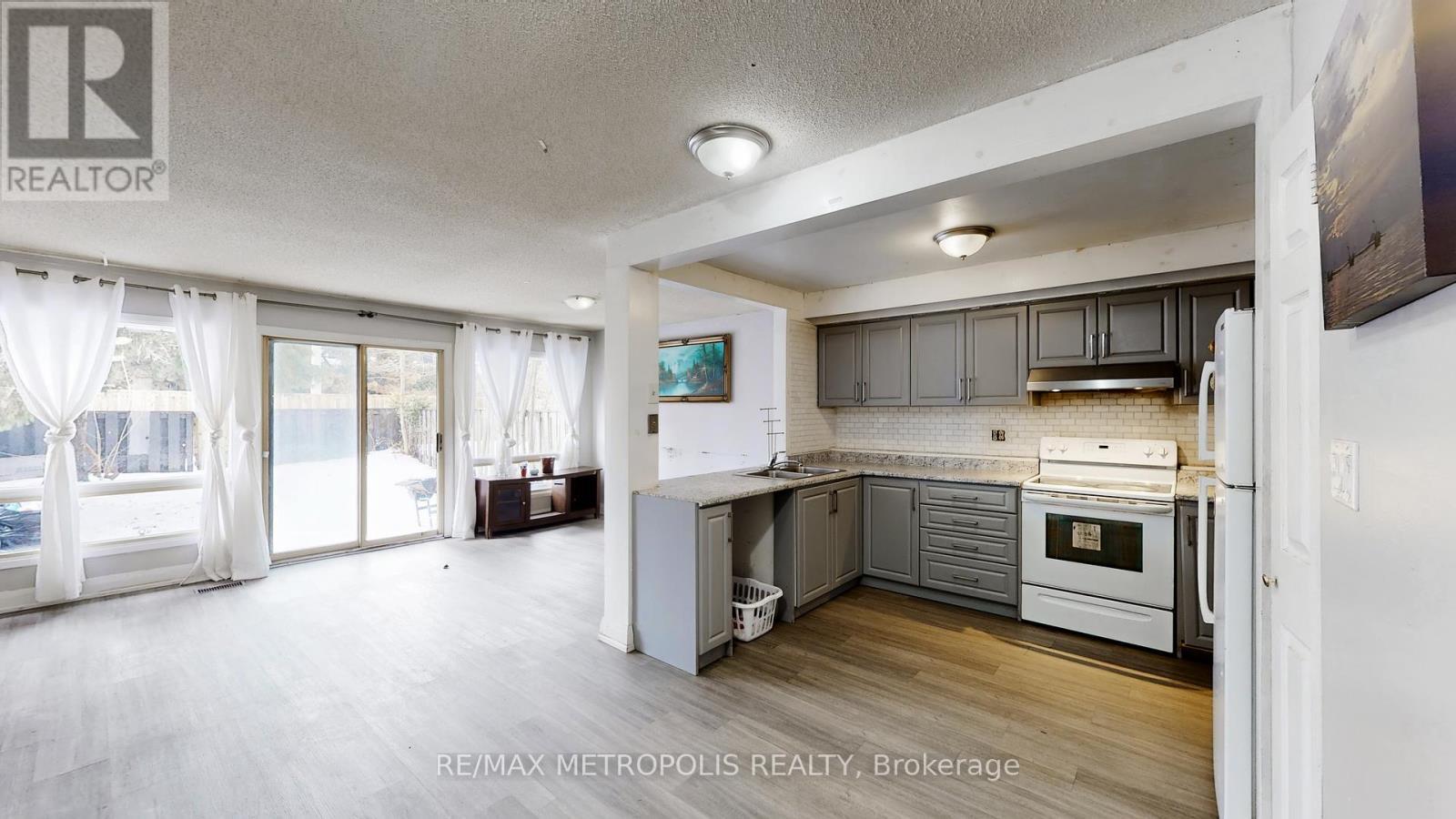 18 - 11 Livonia Place, Toronto, ON - Indoor Photo Showing Kitchen With Double Sink