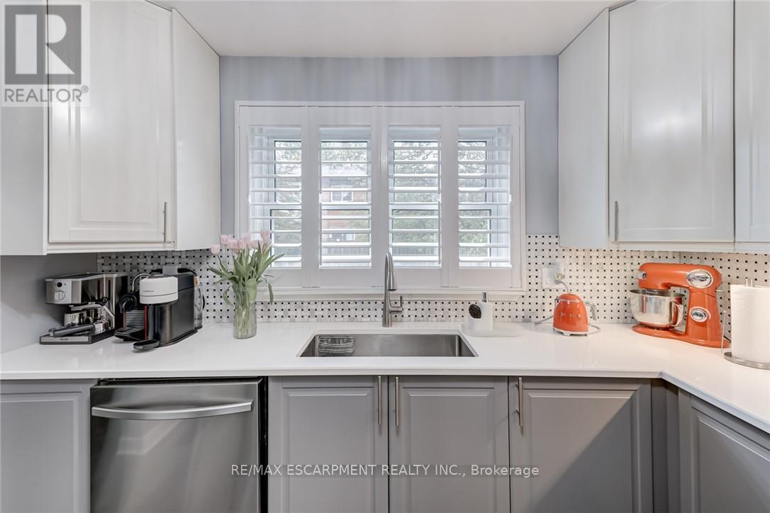 48 - 2825 Gananoque Drive, Mississauga, ON - Indoor Photo Showing Kitchen With Upgraded Kitchen