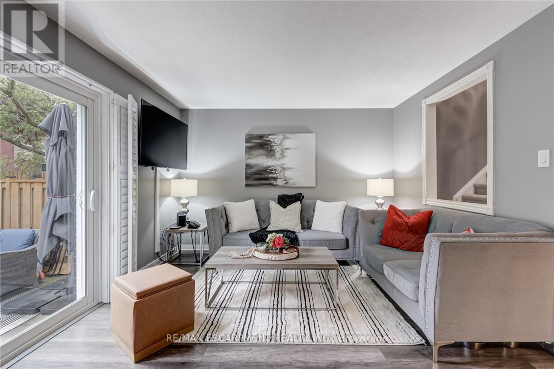 48 - 2825 Gananoque Drive, Mississauga, ON - Indoor Photo Showing Living Room