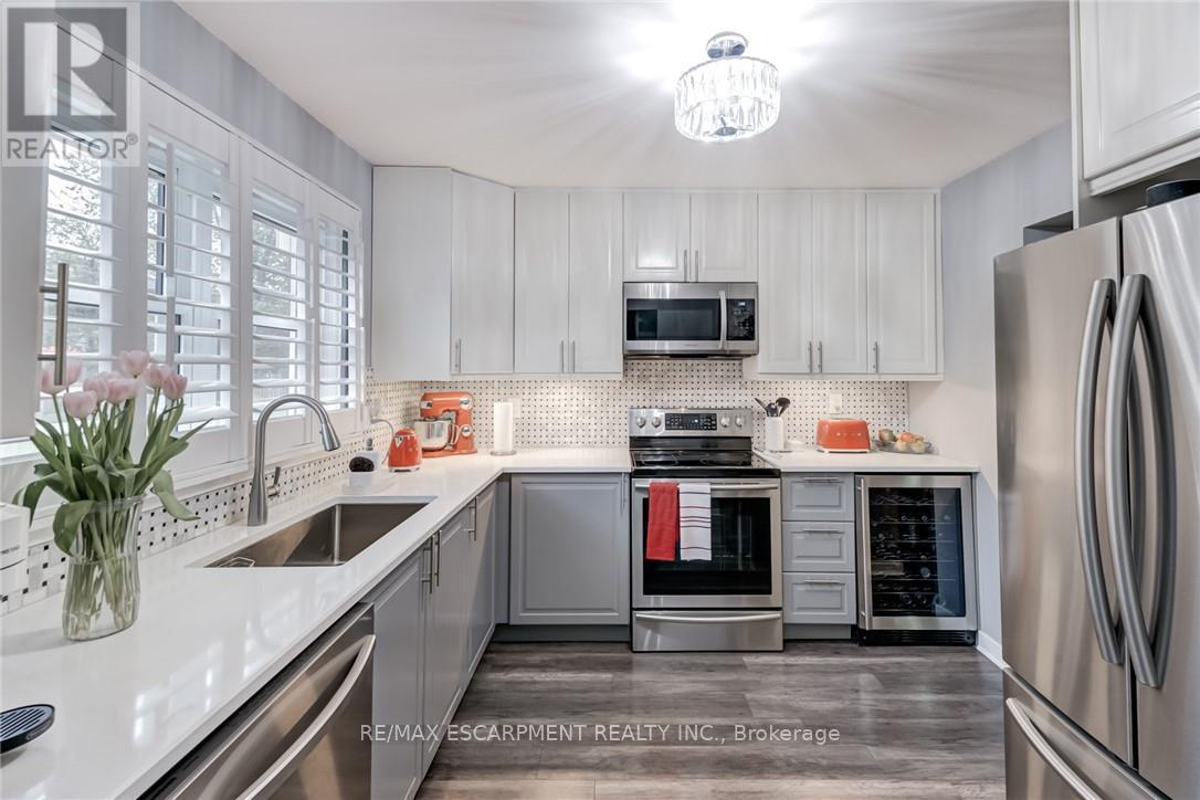 48 - 2825 Gananoque Drive, Mississauga, ON - Indoor Photo Showing Kitchen With Stainless Steel Kitchen With Upgraded Kitchen