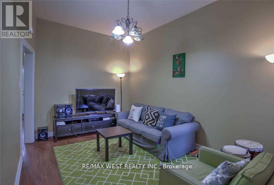 472 Symington Avenue, Toronto, ON - Indoor Photo Showing Living Room