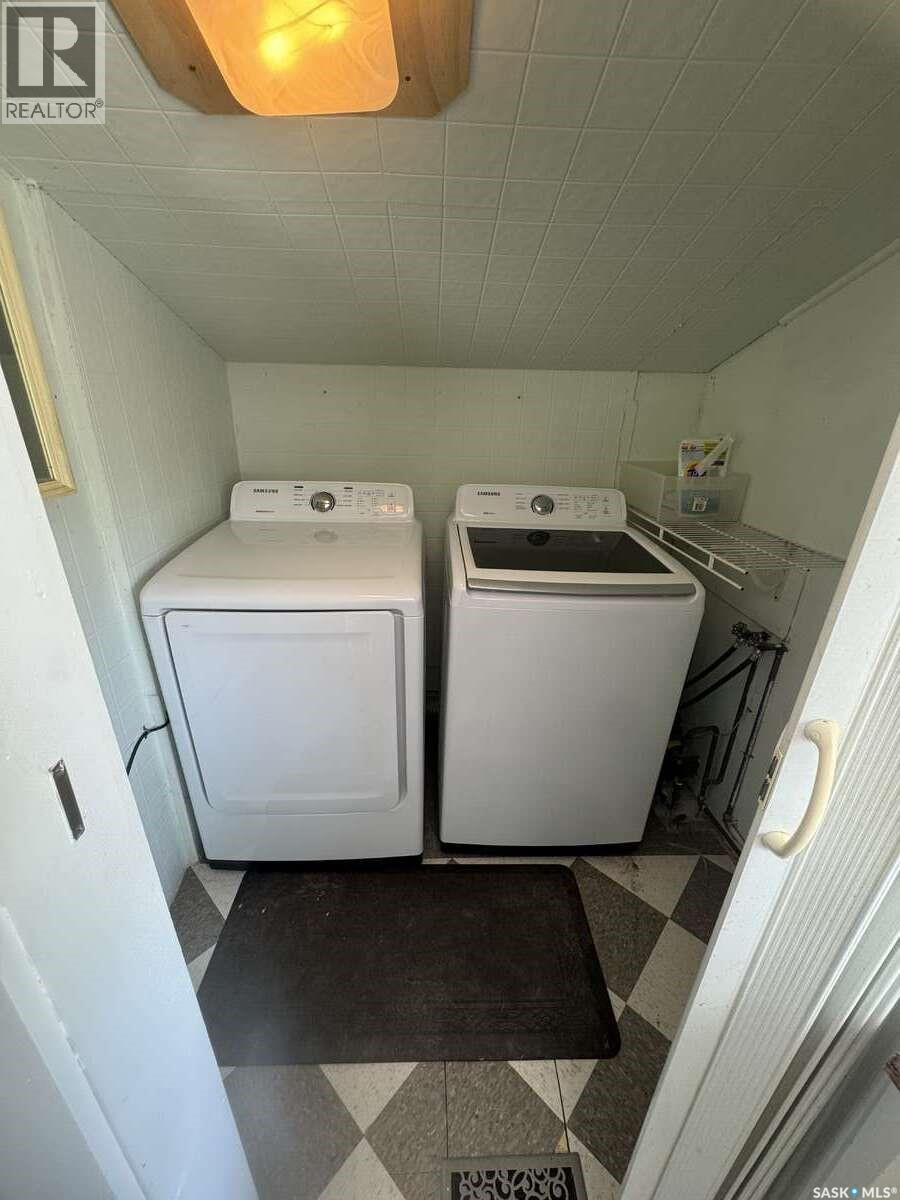 114 3Rd Avenue, Climax, SK - Indoor Photo Showing Laundry Room