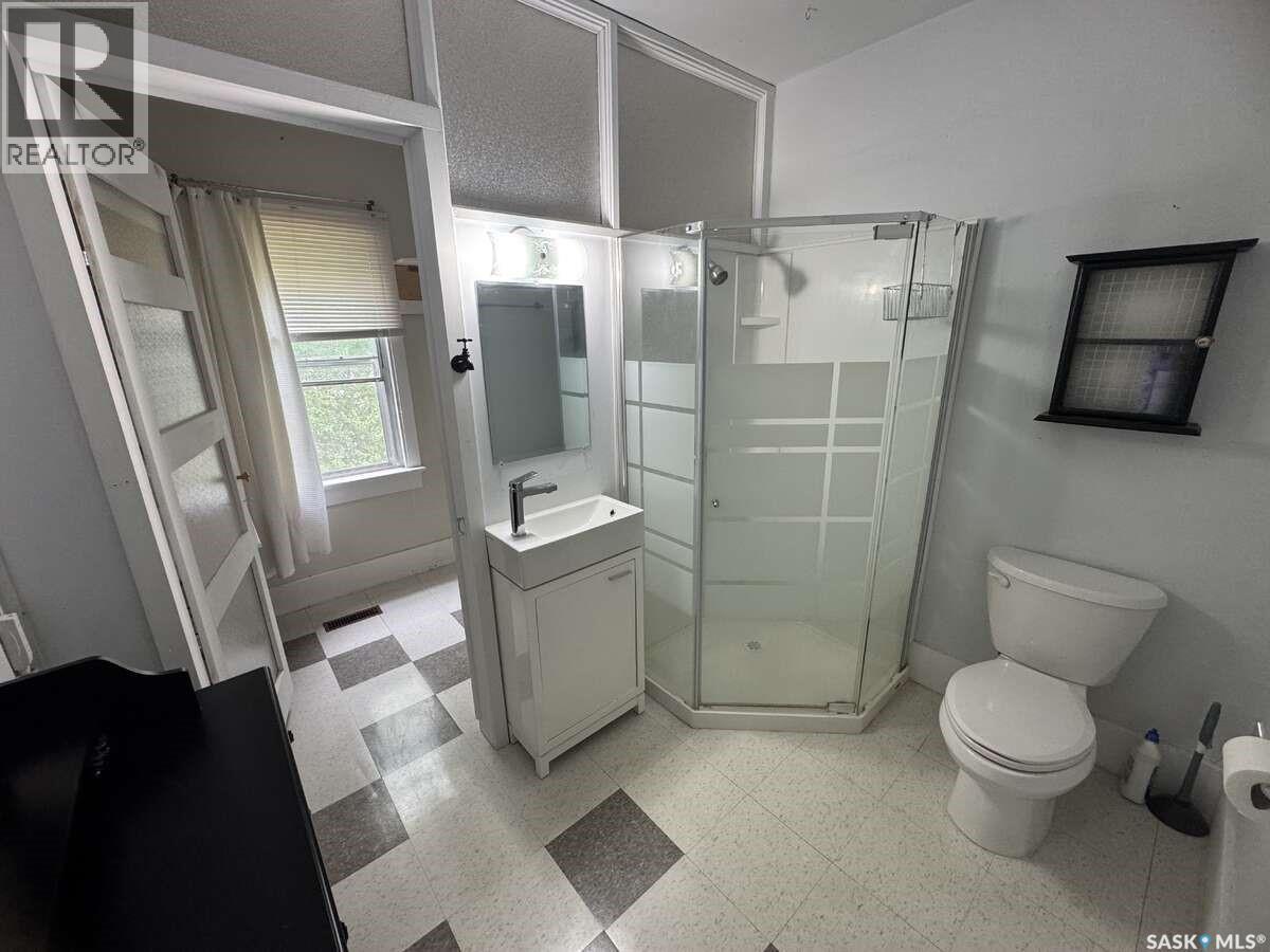 114 3Rd Avenue, Climax, SK - Indoor Photo Showing Bathroom