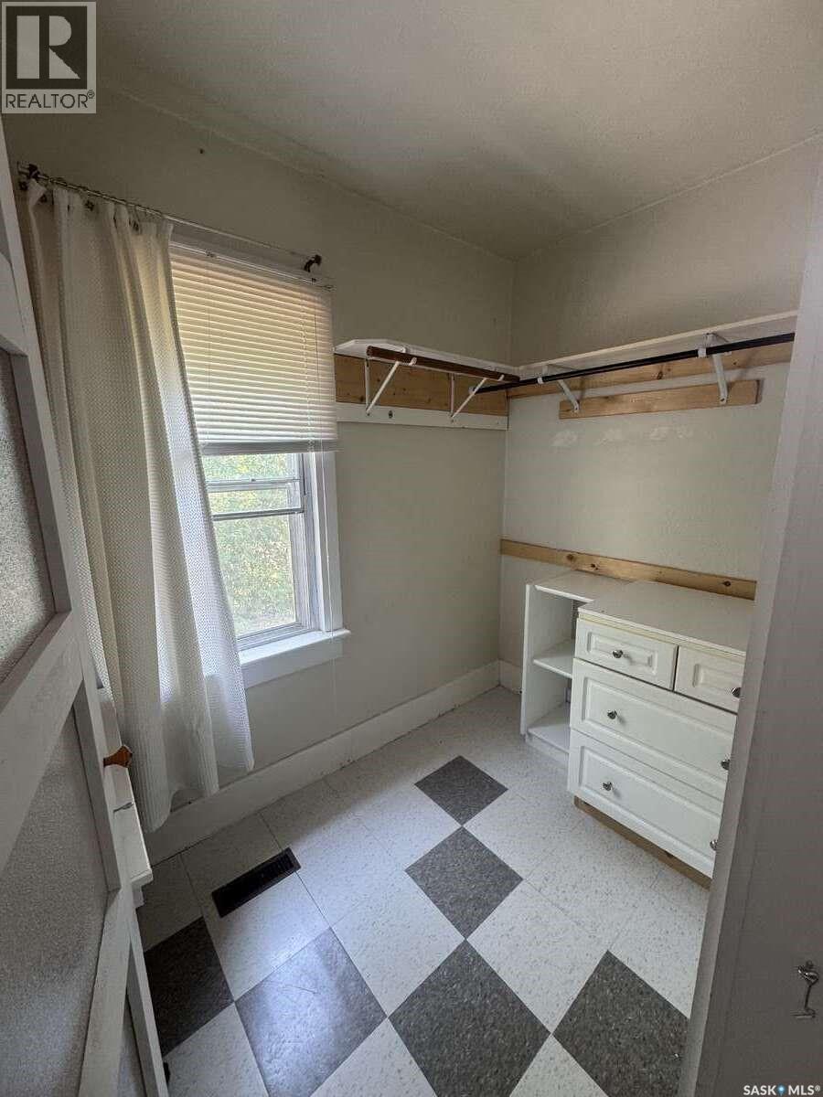 114 3Rd Avenue, Climax, SK - Indoor With Storage