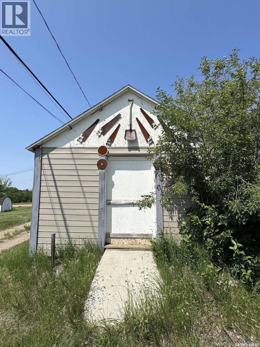 114 3Rd Avenue, Climax, SK - Outdoor
