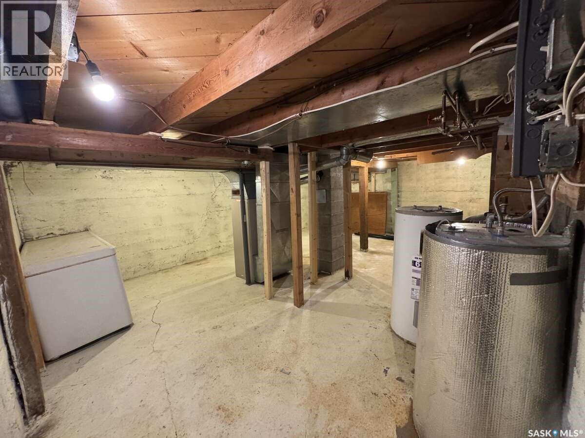 114 3Rd Avenue, Climax, SK - Indoor Photo Showing Basement