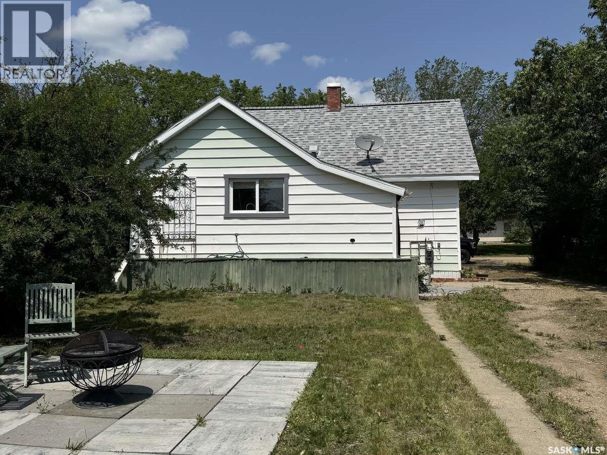 114 3Rd Avenue, Climax, SK - Outdoor