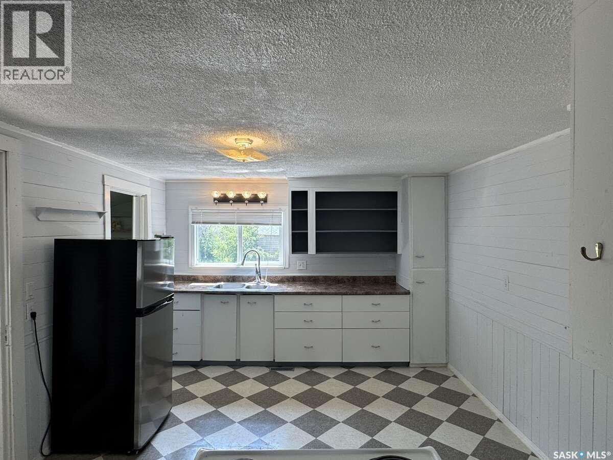 114 3Rd Avenue, Climax, SK - Indoor Photo Showing Kitchen With Double Sink