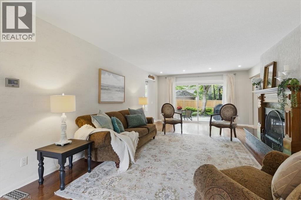 348 Old Stone Road, Waterloo, ON - Indoor Photo Showing Living Room