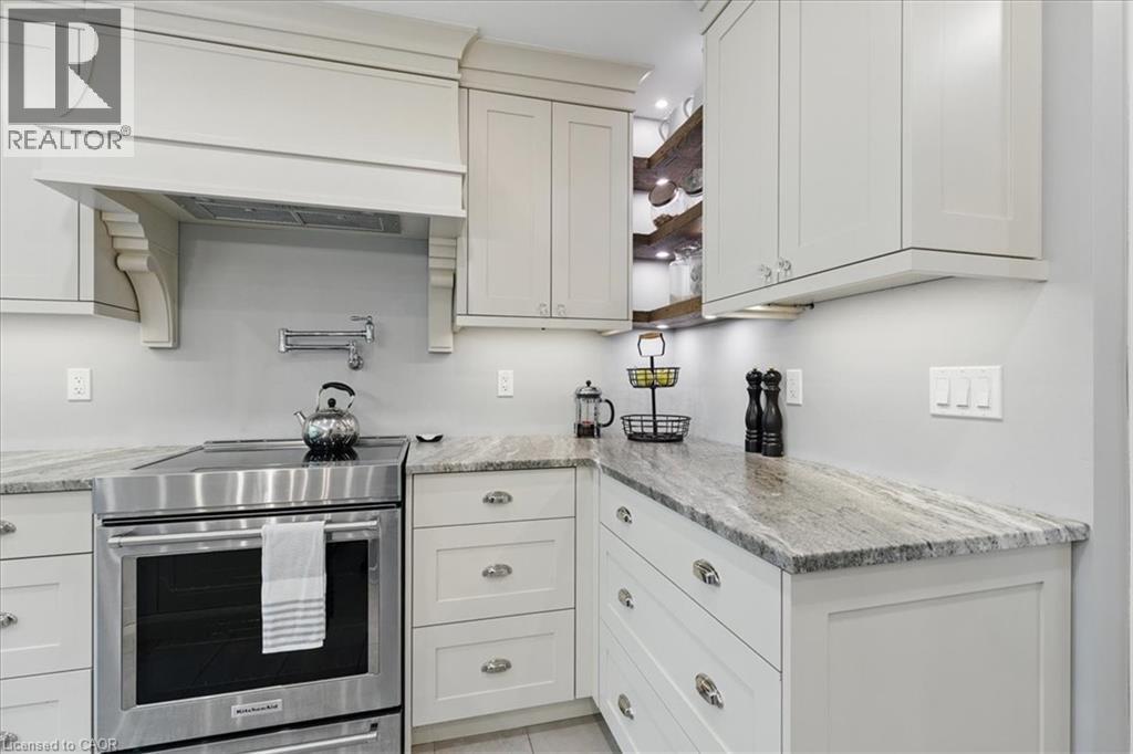 348 Old Stone Road, Waterloo, ON - Indoor Photo Showing Kitchen With Upgraded Kitchen