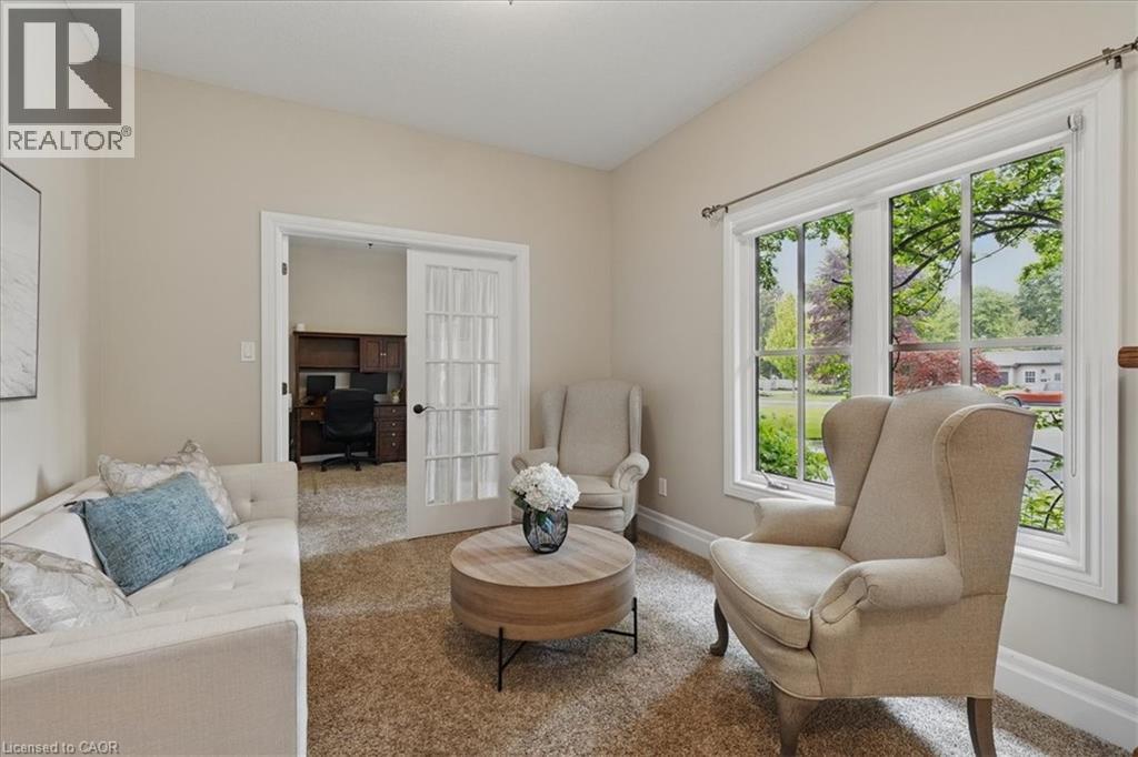 348 Old Stone Road, Waterloo, ON - Indoor Photo Showing Living Room