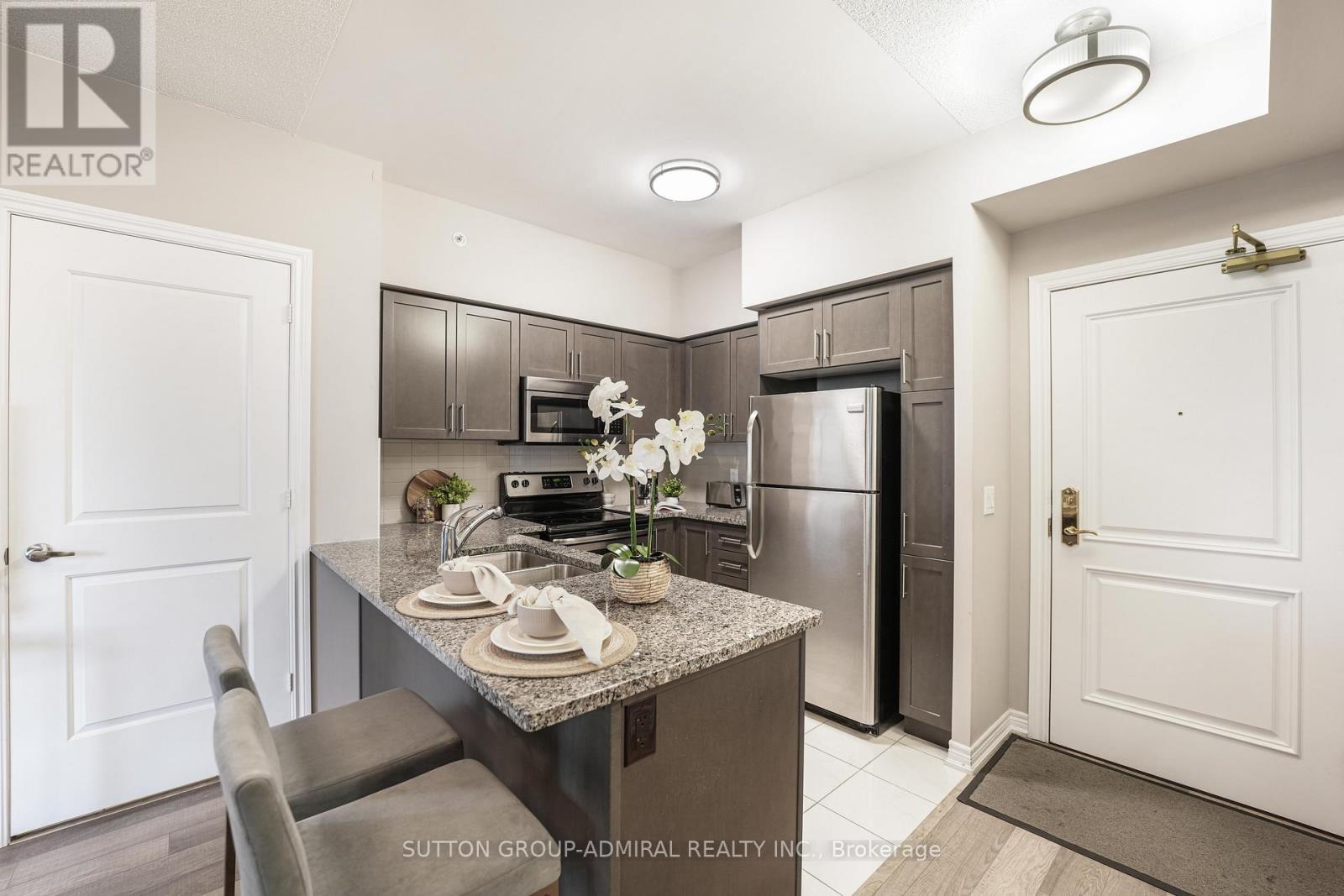 1016 - 9255 Jane Street, Vaughan, ON - Indoor Photo Showing Kitchen