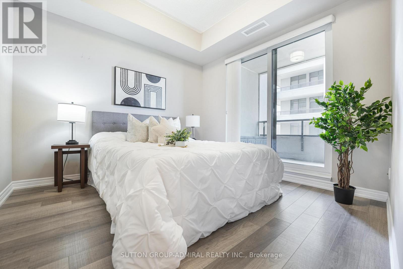 1016 - 9255 Jane Street, Vaughan, ON - Indoor Photo Showing Bedroom