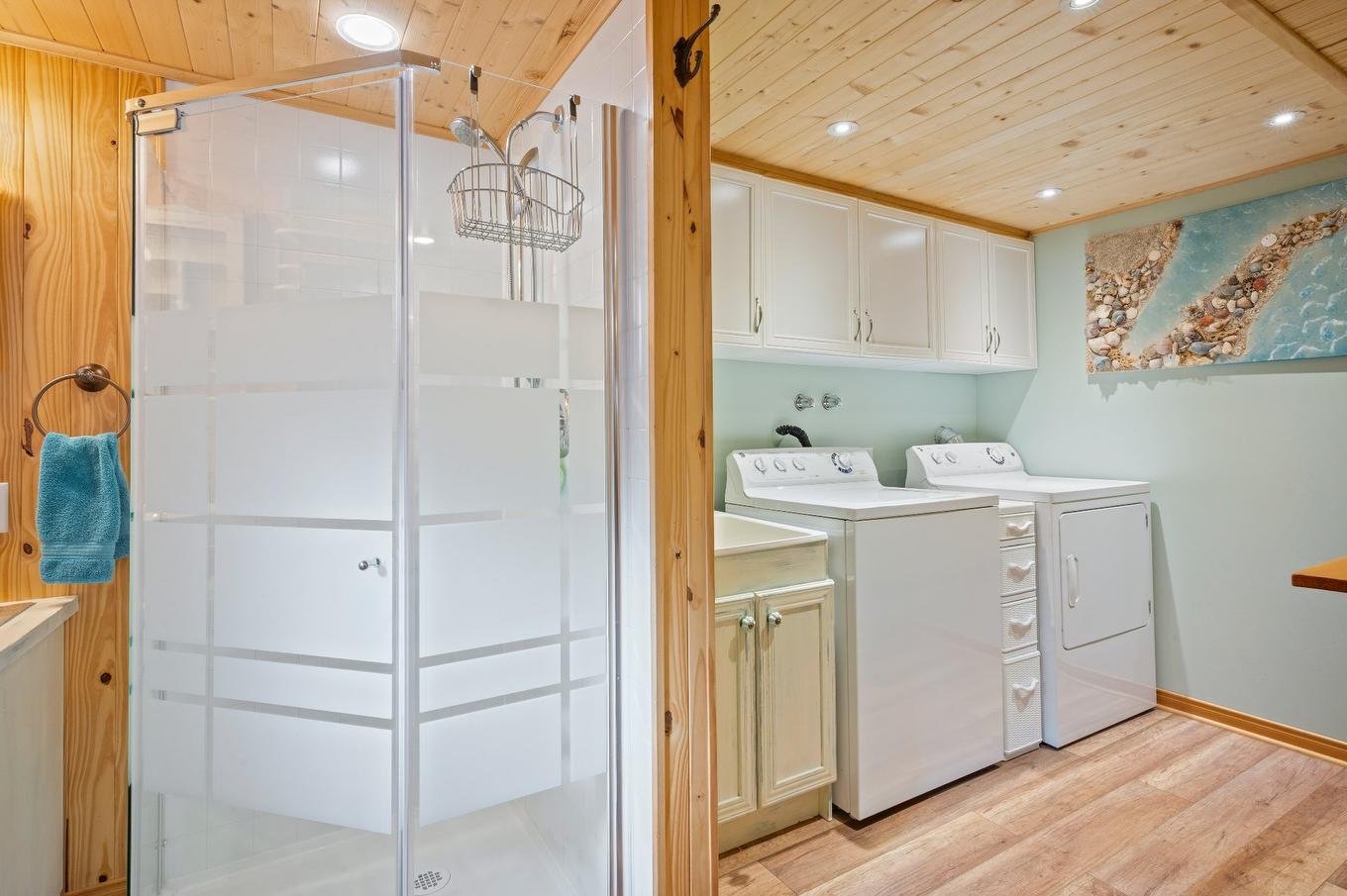 Salle de bains - 380 Rue Éveline, Laval (Fabreville), QC - Indoor Photo Showing Laundry Room