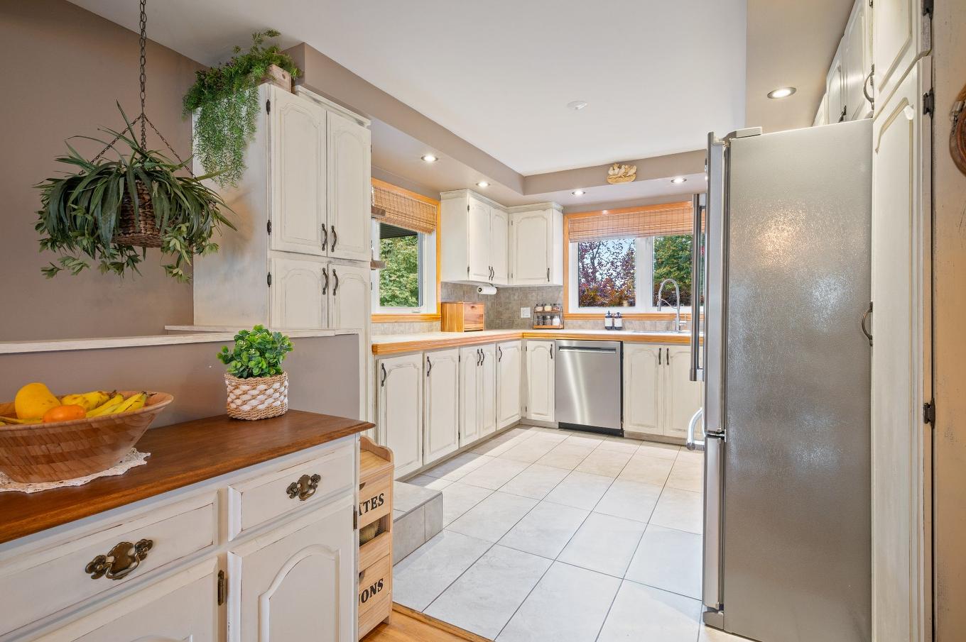 Cuisine - 380 Rue Éveline, Laval (Fabreville), QC - Indoor Photo Showing Kitchen