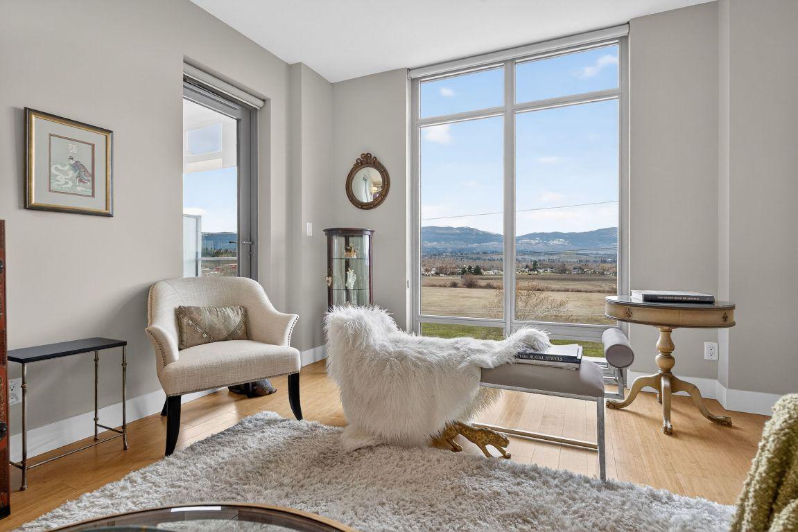 403-2040 Springfield Road, Kelowna, BC - Indoor Photo Showing Living Room