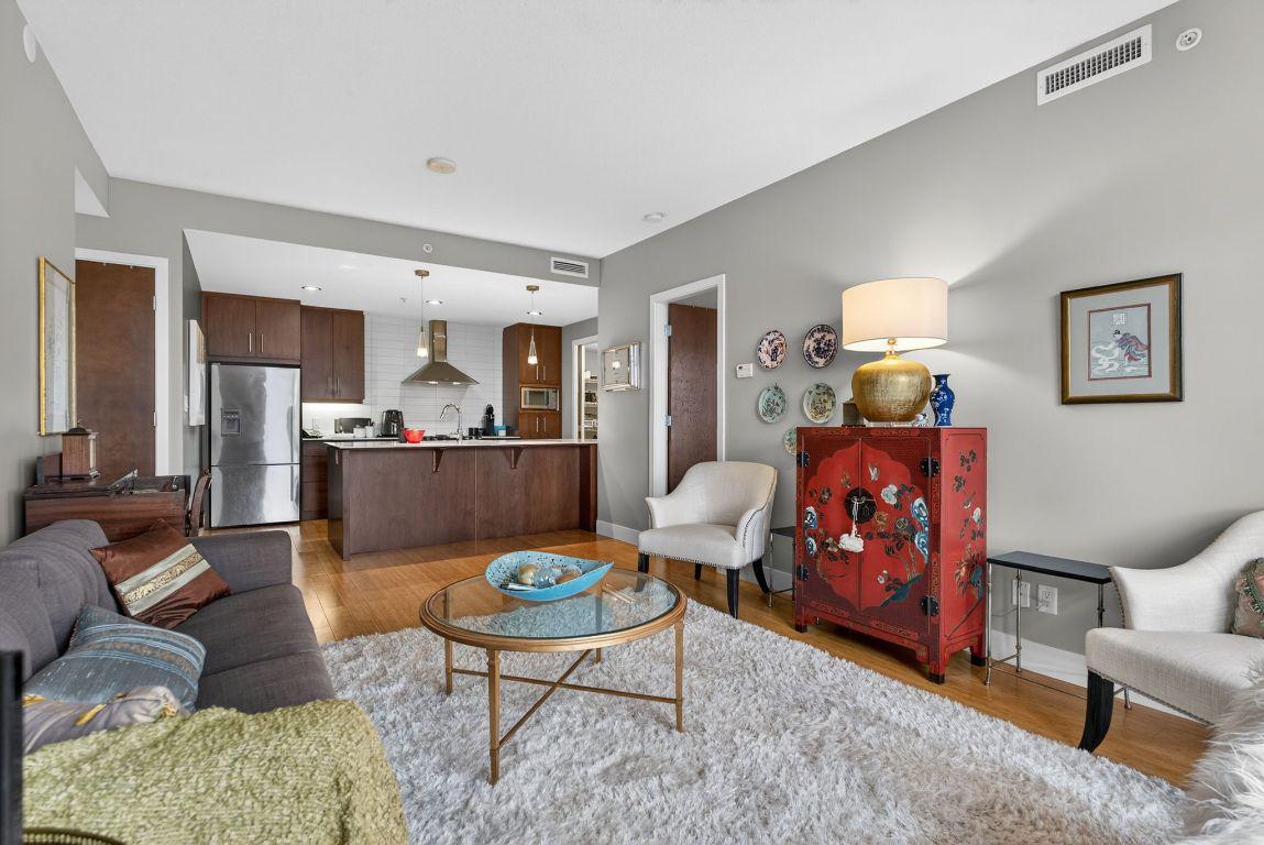 403-2040 Springfield Road, Kelowna, BC - Indoor Photo Showing Living Room