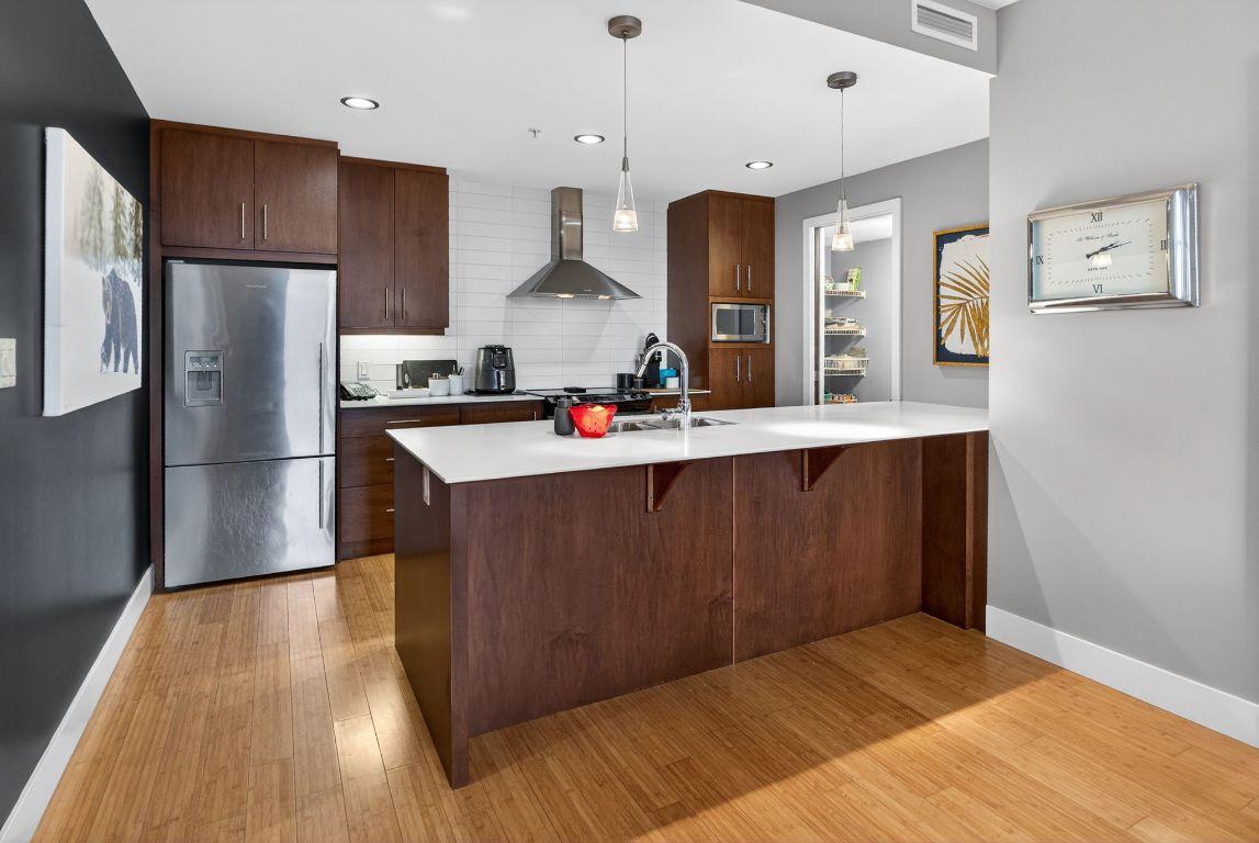403-2040 Springfield Road, Kelowna, BC - Indoor Photo Showing Kitchen With Double Sink With Upgraded Kitchen