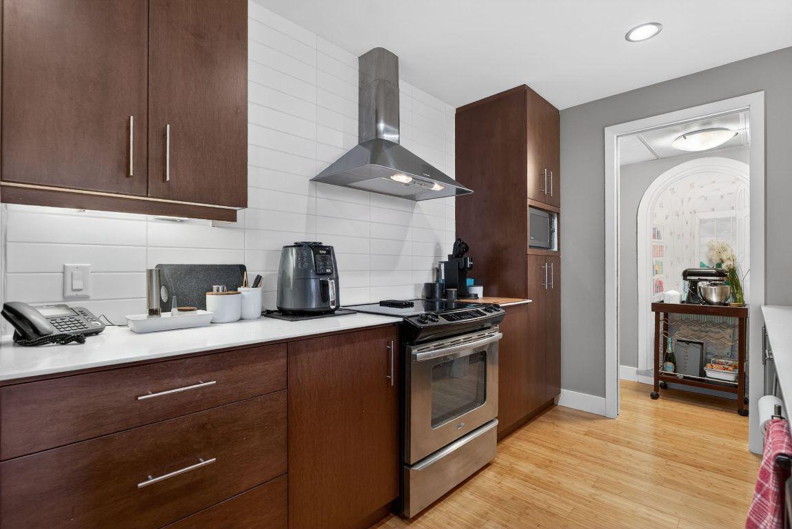 403-2040 Springfield Road, Kelowna, BC - Indoor Photo Showing Kitchen