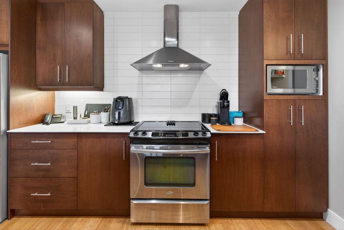 403-2040 Springfield Road, Kelowna, BC - Indoor Photo Showing Kitchen