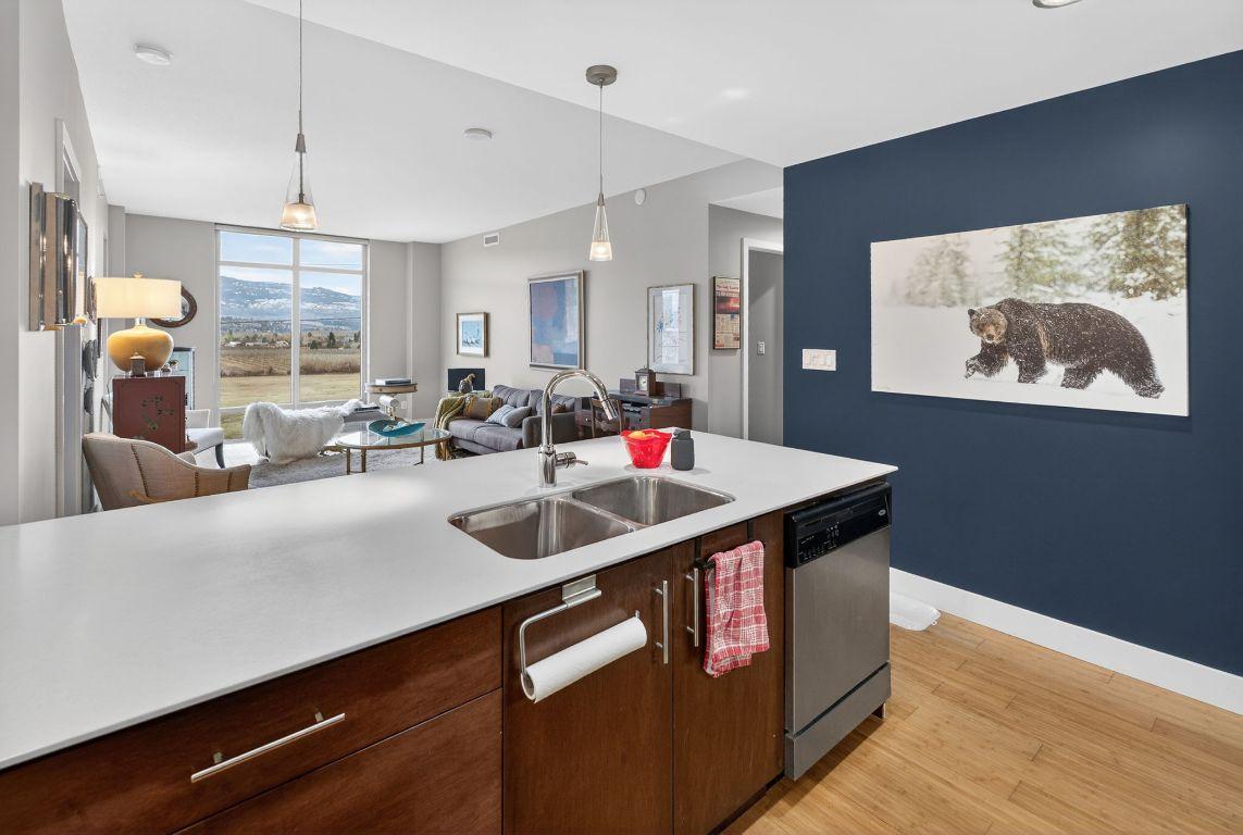 403-2040 Springfield Road, Kelowna, BC - Indoor Photo Showing Kitchen With Double Sink
