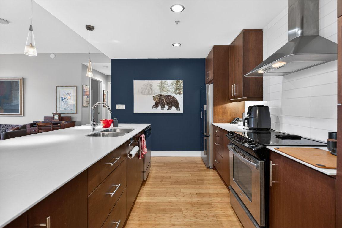 403-2040 Springfield Road, Kelowna, BC - Indoor Photo Showing Kitchen With Double Sink With Upgraded Kitchen