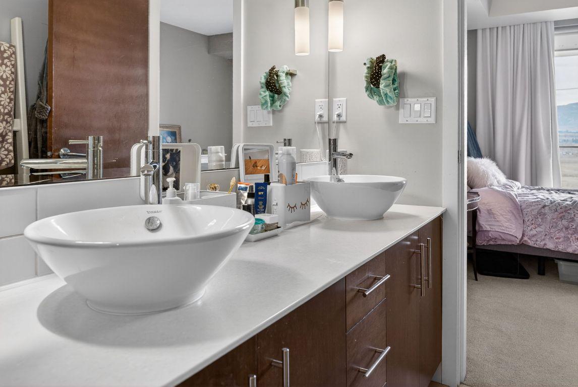 403-2040 Springfield Road, Kelowna, BC - Indoor Photo Showing Bathroom