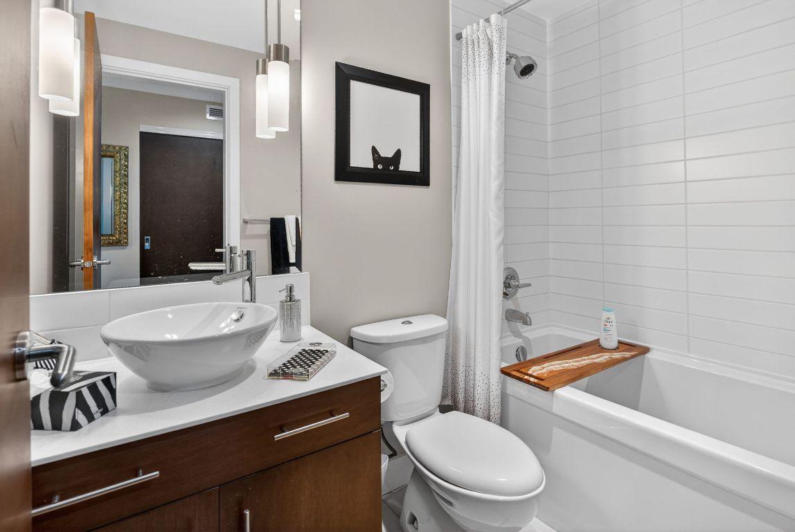 403-2040 Springfield Road, Kelowna, BC - Indoor Photo Showing Bathroom