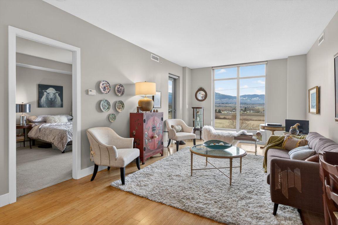 403-2040 Springfield Road, Kelowna, BC - Indoor Photo Showing Living Room
