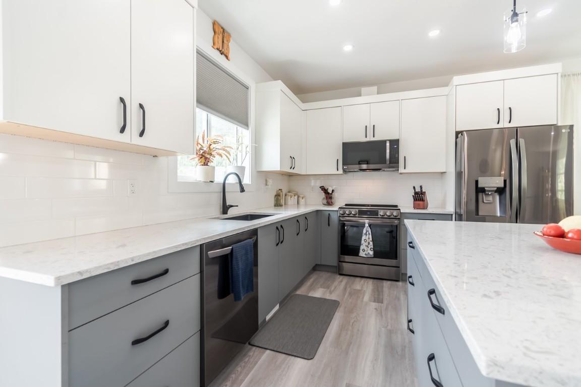 180 Hollywood Crescent, Lillooet, BC - Indoor Photo Showing Kitchen With Upgraded Kitchen