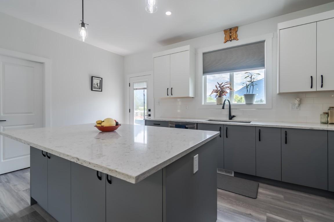 180 Hollywood Crescent, Lillooet, BC - Indoor Photo Showing Kitchen With Upgraded Kitchen