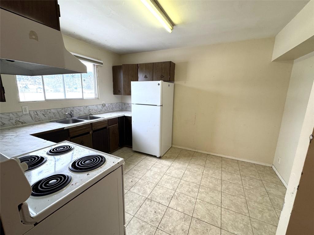 1666 Douglas Street, Merritt, BC - Indoor Photo Showing Kitchen With Double Sink