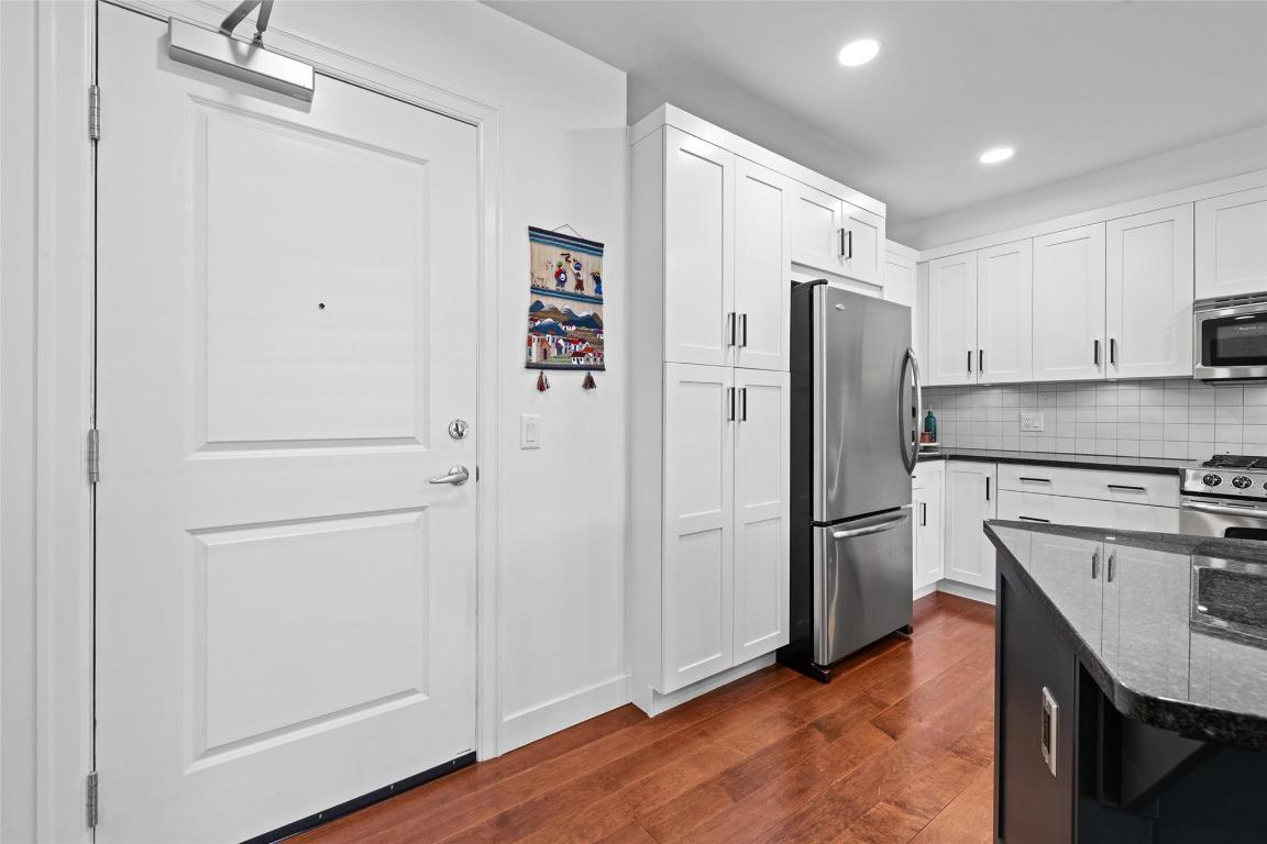 205-600 Sarsons Road, Kelowna, BC - Indoor Photo Showing Kitchen