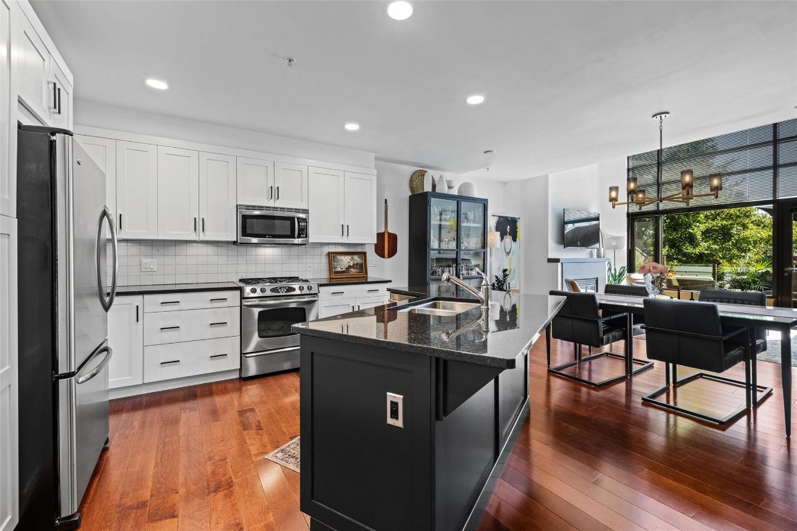 205-600 Sarsons Road, Kelowna, BC - Indoor Photo Showing Kitchen With Upgraded Kitchen