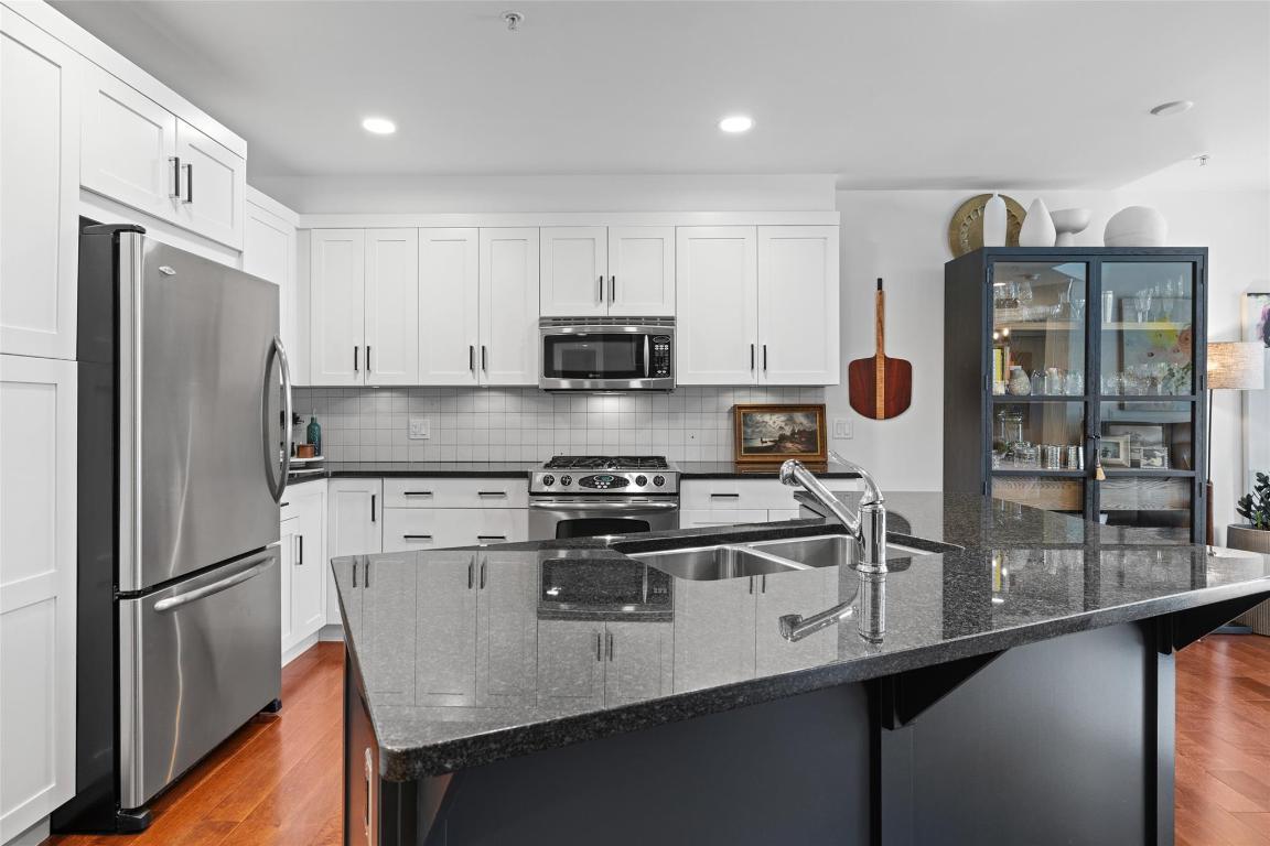 205-600 Sarsons Road, Kelowna, BC - Indoor Photo Showing Kitchen With Double Sink With Upgraded Kitchen