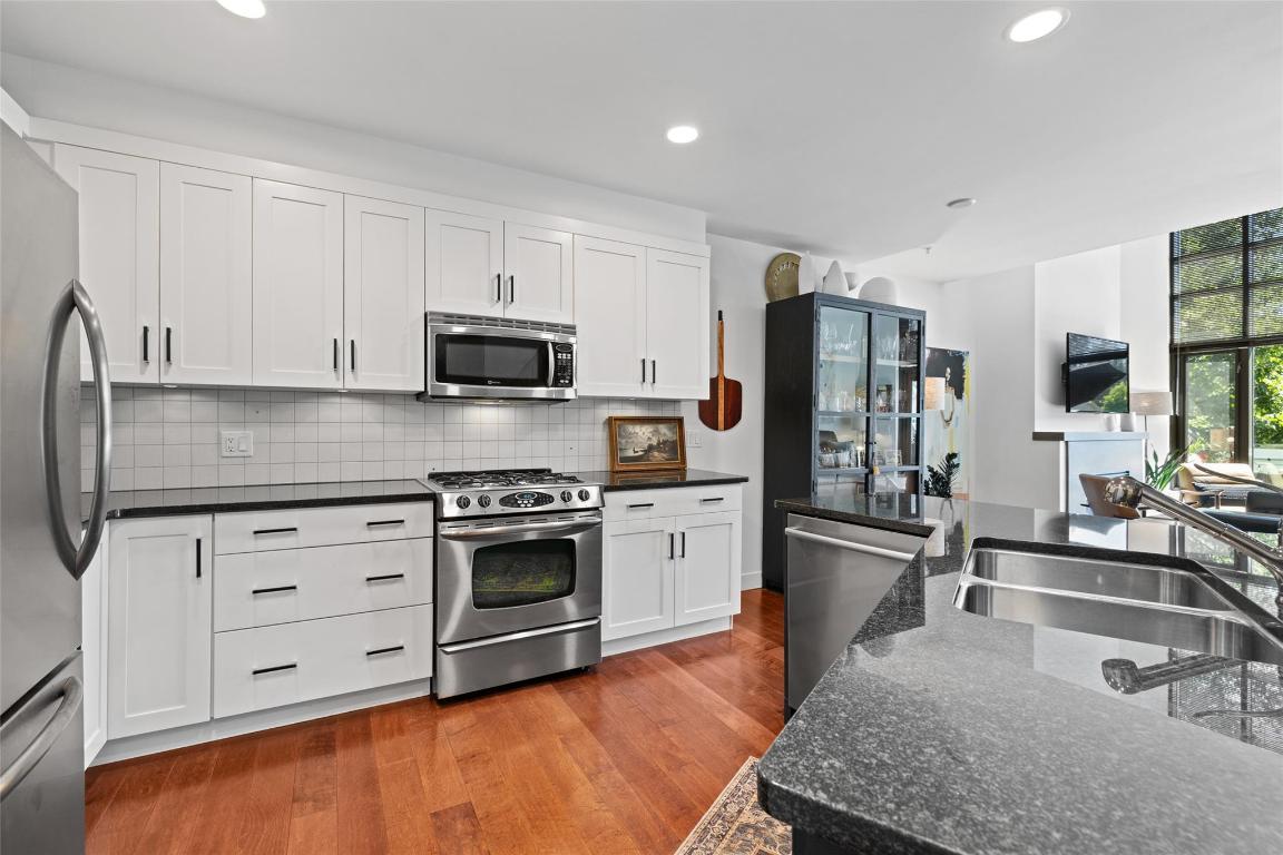 205-600 Sarsons Road, Kelowna, BC - Indoor Photo Showing Kitchen With Double Sink With Upgraded Kitchen