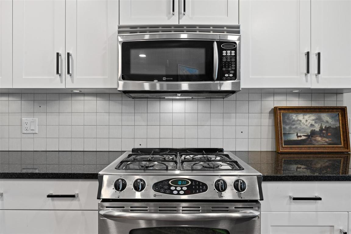 205-600 Sarsons Road, Kelowna, BC - Indoor Photo Showing Kitchen With Upgraded Kitchen
