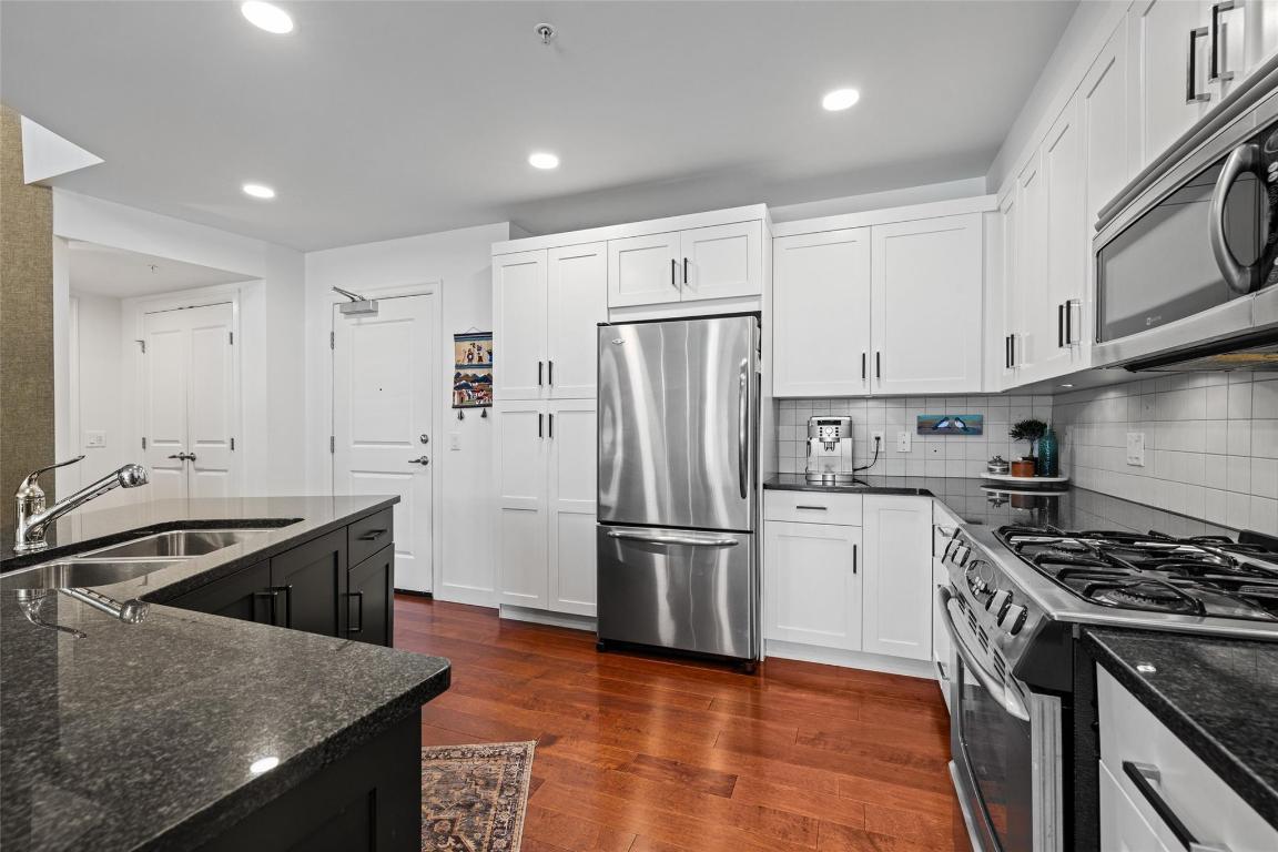 205-600 Sarsons Road, Kelowna, BC - Indoor Photo Showing Kitchen With Double Sink With Upgraded Kitchen