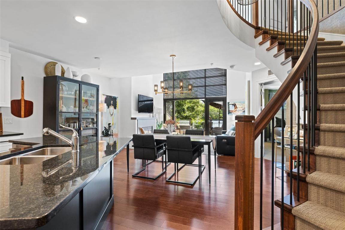 205-600 Sarsons Road, Kelowna, BC - Indoor Photo Showing Kitchen With Double Sink With Upgraded Kitchen