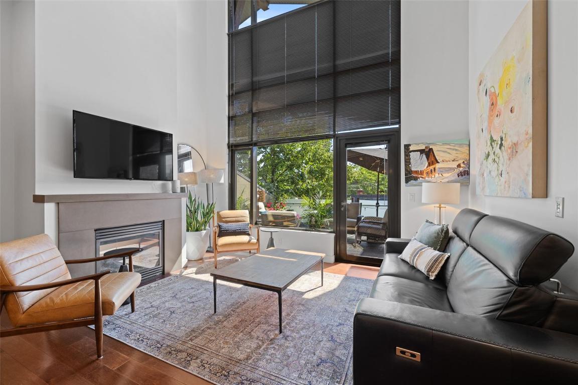 205-600 Sarsons Road, Kelowna, BC - Indoor Photo Showing Living Room With Fireplace