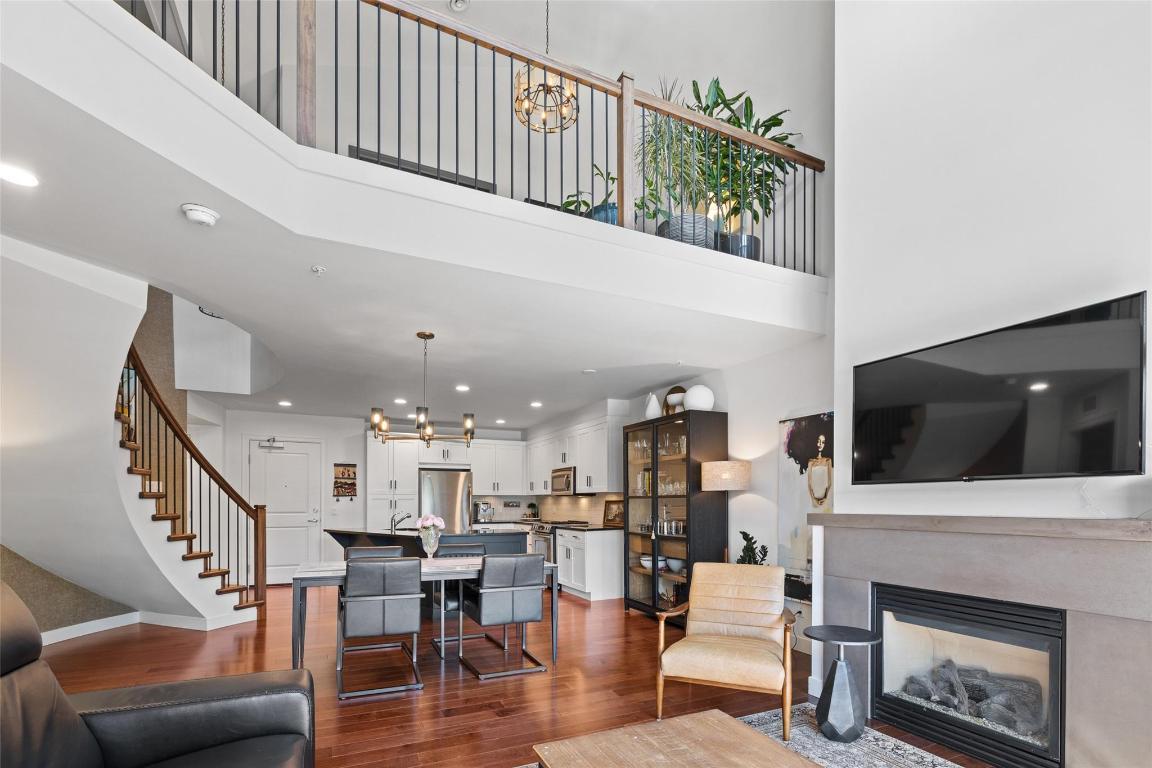 205-600 Sarsons Road, Kelowna, BC - Indoor Photo Showing Living Room With Fireplace