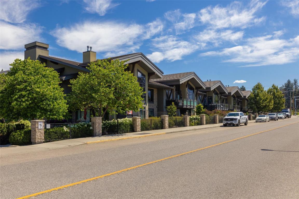 205-600 Sarsons Road, Kelowna, BC - Outdoor With Facade