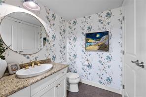 205-600 Sarsons Road, Kelowna, BC - Indoor Photo Showing Bathroom