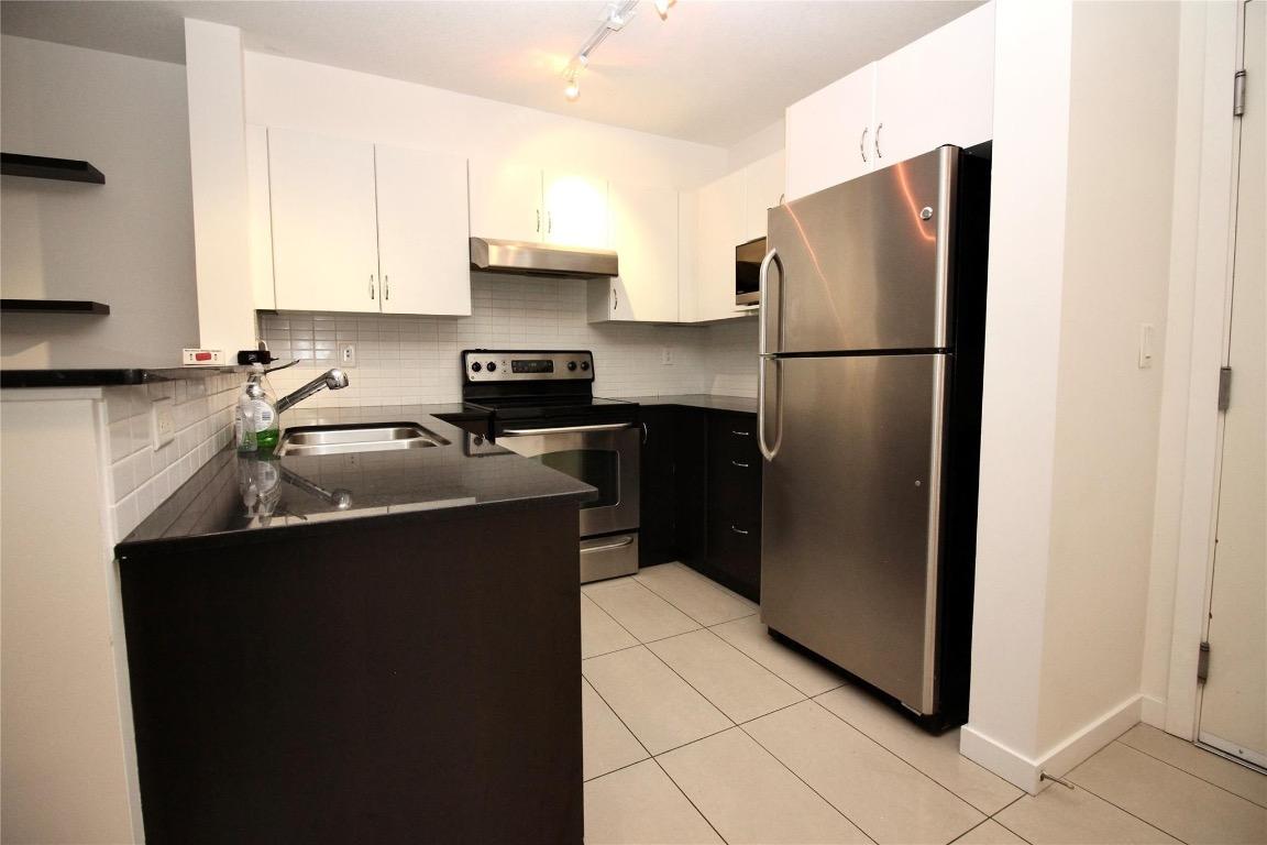 404-571 Yates Road, Kelowna, BC - Indoor Photo Showing Kitchen With Stainless Steel Kitchen With Double Sink